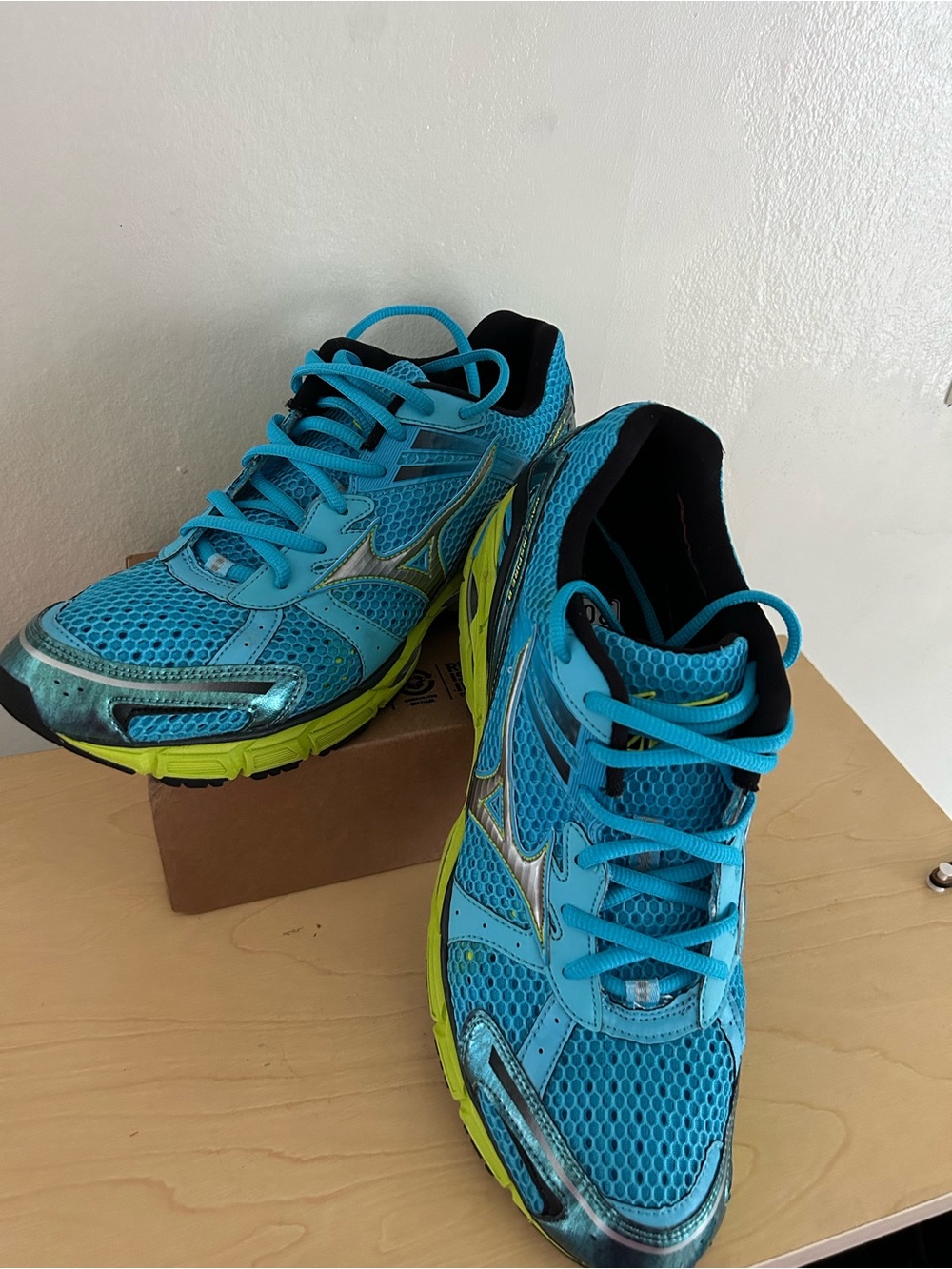 Mizuno running shoes, Osaka edition, Wave inspired 8